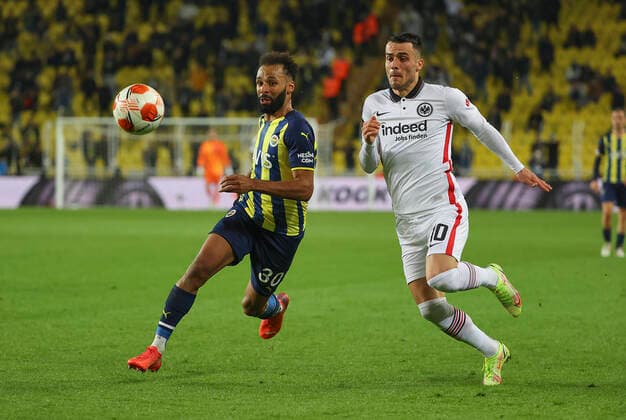 09 12 2021, Football UEFA Europa League, Fenerbahce SK Istanbul Eintracht Frankfurt, emonline, emspor, v l , Nazim Sangare Fenerbahce Istanbul , Filip Kostic Eintracht Frankfurt DFL DFB REGULATIONS PROHIBIT ANY USE OF PHOTOGRAPHS AS IMAGE SEQUENCES AND OR QUASI VIDEO xdcx Copyright: HMBxMedia Claus