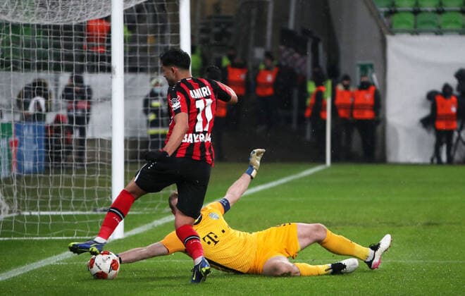 Football, Men, 2021 2022 season, UEFA Europa League Group G, matchday 6 , Ferencvaros Budapest Bayer Leverkusen, v l Nadiem Amiri Bayer Leverkusen , goalkeeper Denes Dibusz Ferencvaros , 09 12 2021, Copyright: xSzilviaxMichellerx xMatthiasxKocx