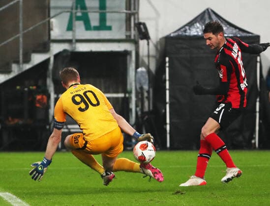Football, Men, 2021 2022 season, UEFA Europa League Group G, matchday 6 , Ferencvaros Budapest Bayer Leverkusen, v l goalkeeper Denes Dibusz Ferencvaros , Lucas Alario Bayer Leverkusen , 09 12 2021, Copyright: xSzilviaxMichellerx xMatthiasxKocx