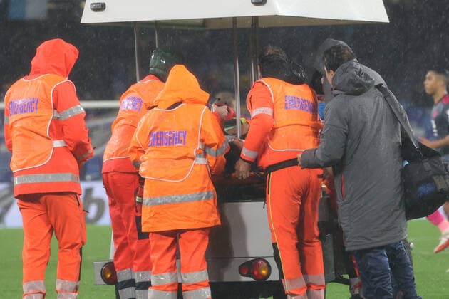 Sport Bilder des Tages December 9, 2021, Naples, Campania, Italy: The Mexican Hirving Lozano was seriously injured in a clash with a Leicastner City player and had to go out on a stretcher..During the Europa League Football match SSC Napoli vs FC Leicester City on December 09, 2021 at the Diego Armando Maradona stadium in Naples. Naples Italy - ZUMAs236 20211209_zap_s236_046 Copyright: xFabioxSassox