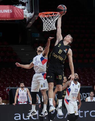 09 12 2018, Euroleague, FC Bayern Basketball vs Anadolou, Audi Dome Munich, sports, in picture Shane Larkin Anadolou Efes vs Ognjen Jaramaz FCB Basketball , James Anderson Anadolou Efes looks on.