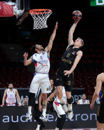 09 12 2018, Euroleague, FC Bayern Basketball vs Anadolou, Audi Dome Muenchen, sports, pictured Shane Larkin Anadolou Efes vs Ognjen Jaramaz FCB Basketball.