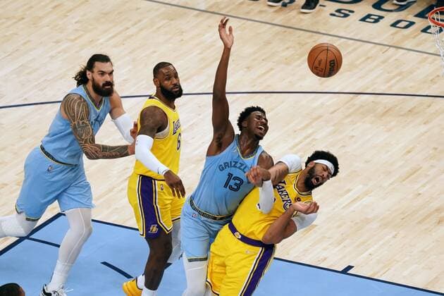 Lakers Anthony Davis (3) clashes with Memphis Jaren Jackson Jr. (13) in the First half of the game against the Grizzlies at FedEx Forum in Memphis, Tennessee, USA, 8, December 2021. (Karen Pulfer Focht EFE) Lakers at Memphis Grizzlies Basketball !ACHTUNG: NUR REDAKTIONELLE NUTZUNG!  Copyright: xKARENxPULFERxFOCHTx AME3506 20211210-4eb10ef4d70be986fb982e5d4e878146201c3504
