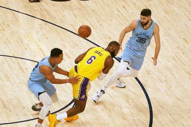 Sport Bilder des Tages Lakers LeBron James( 6) fakes a pass as Grizzlies Desmond Bane (22) and Killian Tillie (35) defend in the First half of the game against the Grizzlies at FedEx Forum in Memphis, Tennessee, USA, 8, December 2021. (Karen Pulfer Focht EFE) Lakers at Memphis Grizzlies Basketball !ACHTUNG: NUR REDAKTIONELLE NUTZUNG!  Copyright: xKARENxPULFERxFOCHTx AME3508 20211210-5369f9fe25fc299e1a475e784f71c02b6dfaddfe