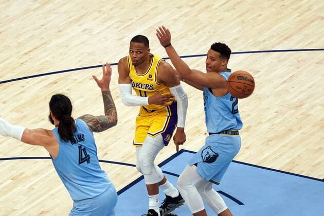 Lakers Russell Westbrook (C) passes as Grizzlies Desmond Bane defends in the 2nd half of the game against the Grizzlies at FedEx Forum in Memphis, Tennessee, USA, 9, December 2021. Lakers at Memphis Grizzlies Basketball !ACHTUNG: NUR REDAKTIONELLE NUTZUNG!  Copyright: xKARENxPULFERxFOCHTx AME3528 20211210-911ad23c068a0ea80e69507bf16575fd2610266d