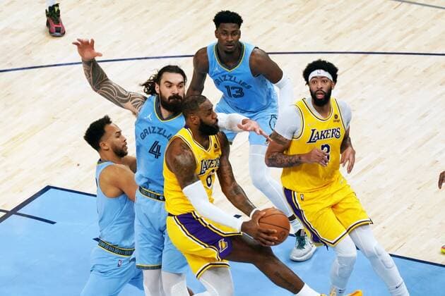 Grizzlies Steven Adams (C) defends Lakers LeBron James (2L) as he goes up for a basket in the 2nd half of the game against the Grizzlies at FedEx Forum in Memphis, Tennessee, USA, 9, December 2021. Lakers at Memphis Grizzlies Basketball !ACHTUNG: NUR REDAKTIONELLE NUTZUNG!  Copyright: xKARENxPULFERxFOCHTx AME3527 20211210-c80b61a188b57d22bea4d159218c7e27a67e66e0