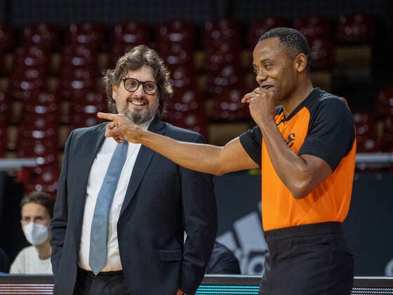In good mood Bayerns Head Coach Andrea TRINCHIERI jokes with referee Basketball, FC Bayern Istanbul, on 9 12 2021, Basketball Euroleague, FC Bayern Basketball Anadolou Efes Istanbul, season 2021 2022 in Munich, A U D I D O M E, Germany Source Copyright Credit Oryk HAIST xx