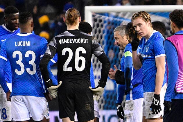 Genk s head coach Bernd Storck talks to his players after a game between Belgian soccer team KRC Genk and Austrian soccer team SK Rapid Wien, Thursday 09 December 2021, in Genk, in the group H of the Europa League group stage, on the sixth and last day. JOHANxEYCKENS  x3153113x