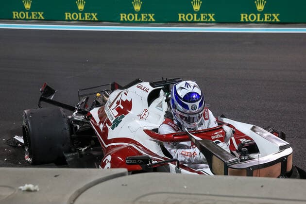 ABU DHABI GRAND PRIX 2021, 10 12 2021 Yas Marina Circuit, Yas Island, United Arab Emirates 10 December 2021 CRASH Kimi Raikkonen (FIN), Alfa Romeo C41 during the P2 FORMULA 1 ETIHAD AIRWAYS ABU DHABI GRAND PRIX 2021 Phil Duncan Editorial Use Only Copyright: xPhilxDuncanx ESM-0289-0028