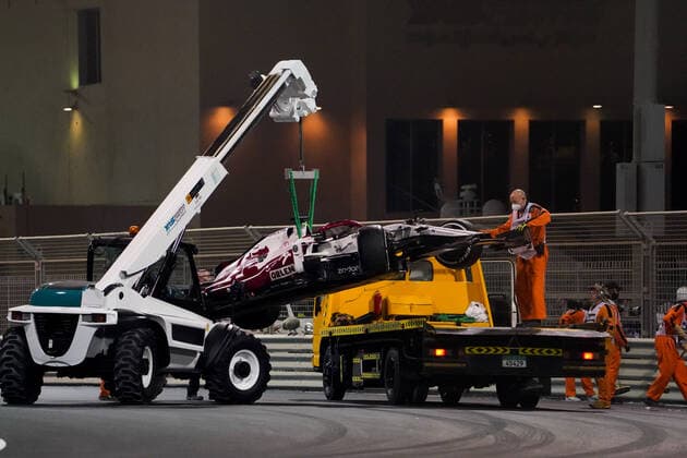 ABU DHABI GRAND PRIX 2021, 10 12 2021 Yas Marina Circuit, Yas Island United Arab Emirates 10 December 2021. Kimi Raikkonen car winched onto recovery truck after crashing in P2 during the FORMULA 1 ETIHAD AIRWAYS ABU DHABI GRAND PRIX 2021 Eleanor Hoad Editorial Use Only Copyright: xEleanorxHoadx ESM-0293-0014