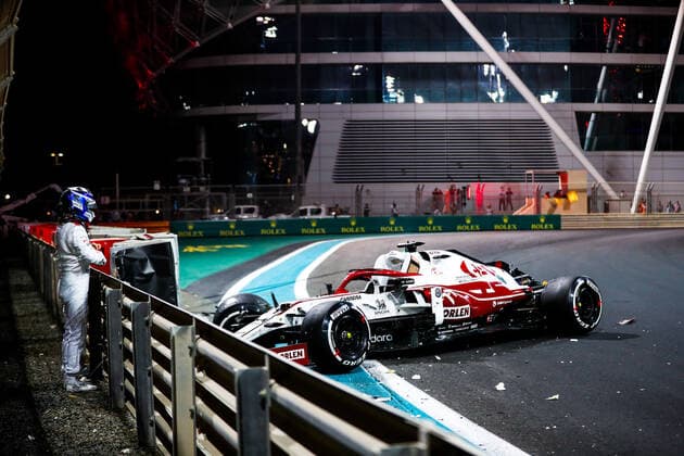Sport Bilder des Tages RAIKKONEN Kimi (fin), Alfa Romeo Racing ORLEN C41, portrait crash, accident, during the Formula 1 Etihad Airways Abu Dhabi Grand Prix 2021, 22th round of the 2021 FIA Formula One World Championship, WM, Weltmeisterschaft from December 10 to 12, 2021 on the Yas Marina Circuit, in Yas Island, Abu Dhabi - F1 - ABU DHABI GRAND PRIX 2021 DPPI Panoramic  00121045__V2_0337
