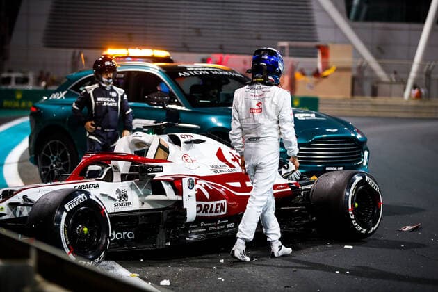 RAIKKONEN Kimi (fin), Alfa Romeo Racing ORLEN C41, portrait crash, accident, during the Formula 1 Etihad Airways Abu Dhabi Grand Prix 2021, 22th round of the 2021 FIA Formula One World Championship, WM, Weltmeisterschaft from December 10 to 12, 2021 on the Yas Marina Circuit, in Yas Island, Abu Dhabi - F1 - ABU DHABI GRAND PRIX 2021 DPPI Panoramic  00121045__V2_0383