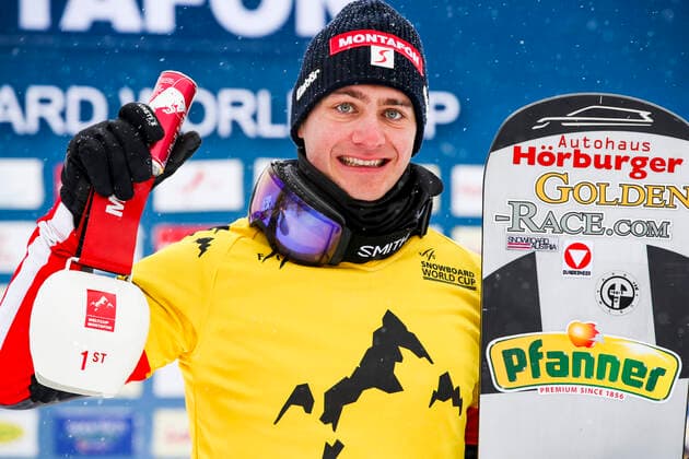 Sport Themen der Woche KW49 Sport Bilder des Tages SNOWBOARD - FIS WC Montafon SCHRUNS,AUSTRIA,10.DEC.21 - SNOWBOARDING - FIS World Cup, Snowboard Cross, men. Image shows Alessandro Haemmerle (AUT). keywords: trophy.  GEPAxpictures xPatrickxSteiner