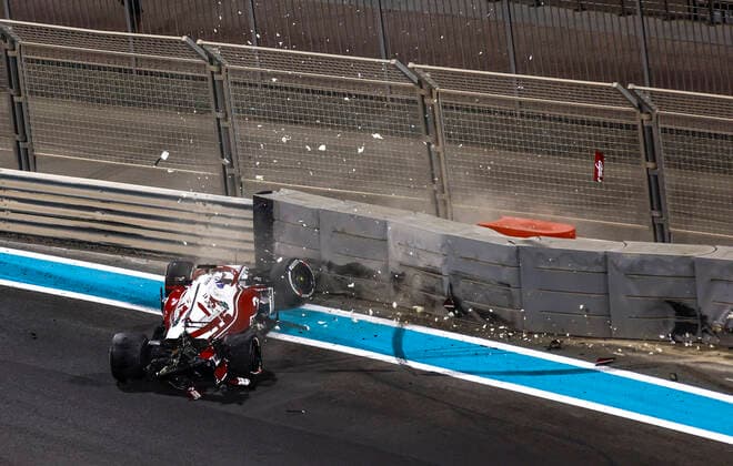 Crash of 7 Kimi Raikkonen FIN, Alfa Romeo Racing ORLEN , F1 Grand Prix of Abu Dhabi at Yas Marina Circuit on December 10, 2021 in Abu Dhabi, United Arab Emirates Photo by HOCH ZWEI Abu Dhabi United Arab Emirates