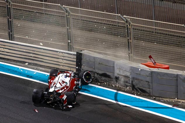 Crash of 7 Kimi Raikkonen FIN, Alfa Romeo Racing ORLEN , F1 Grand Prix of Abu Dhabi at Yas Marina Circuit on December 10, 2021 in Abu Dhabi, United Arab Emirates Photo by HOCH ZWEI Abu Dhabi United Arab Emirates