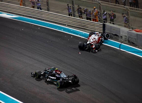 Crash of 7 Kimi Raikkonen FIN, Alfa Romeo Racing ORLEN , F1 Grand Prix of Abu Dhabi at Yas Marina Circuit on December 10, 2021 in Abu Dhabi, United Arab Emirates Photo by HOCH ZWEI Abu Dhabi United Arab Emirates