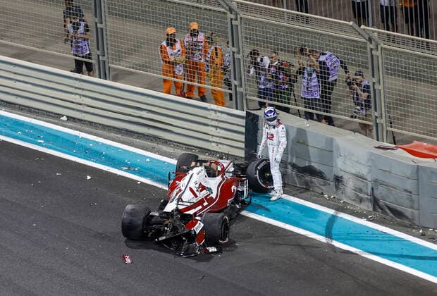 Crash of 7 Kimi Raikkonen FIN, Alfa Romeo Racing ORLEN , F1 Grand Prix of Abu Dhabi at Yas Marina Circuit on December 10, 2021 in Abu Dhabi, United Arab Emirates Photo by HOCH ZWEI Abu Dhabi United Arab Emirates