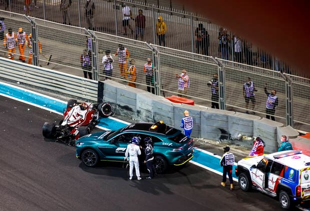 7 Kimi Raikkonen FIN, Alfa Romeo Racing ORLEN after crash, F1 Grand Prix of Abu Dhabi at Yas Marina Circuit on December 10, 2021 in Abu Dhabi, United Arab Emirates Photo by HOCH ZWEI Abu Dhabi United Arab Emirates