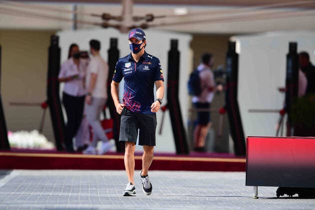 Formula 1 - Abu Dhabi Grand Prix - Driver Arrival Sergio Perez of Red Bull Racing Honda arrive in circuit before free practice of last race of the year in Yes Marina Circuit, Yes Island, Abu Dhabi, Uniter Arab Emirates, 10 December 2021 Abu Dhabi Abu Dhbi Emirates United Arab Emirates  Copyright: xAndreaxDiodatox originalFilename:diodato-notitle211210_npBPN.jpg