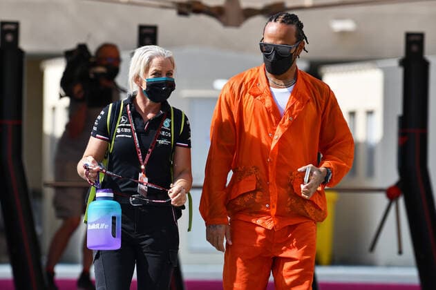 10 12 2021, xekx, Formula 1 FIA, Abu Dhabi Grand Prix 2021 emspor, v l Angela Cullen and Lewis Hamilton Mercedes AMG Petronas, 44 DFL DFB REGULATES PROHIBIT ANY USE OF PHOTOGRAPHS as IMAGE SEQUENCES and or QUASI VIDEO Abu Dhabi eel-fotografie Eberhard Krieger