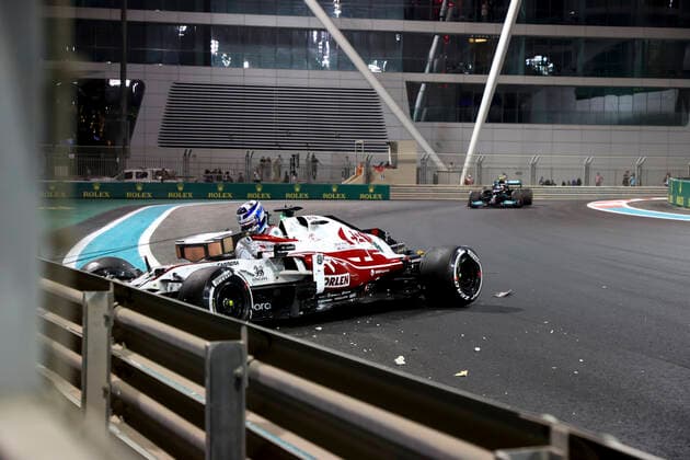 7 Kimi Raikkonen (FIN, Alfa Romeo Racing ORLEN) after crash, F1 Grand Prix of Abu Dhabi at Yas Marina Circuit on December 10, 2021 in Abu Dhabi, United Arab Emirates. (Photo by HOCH ZWEI) Abu Dhabi United Arab Emirates