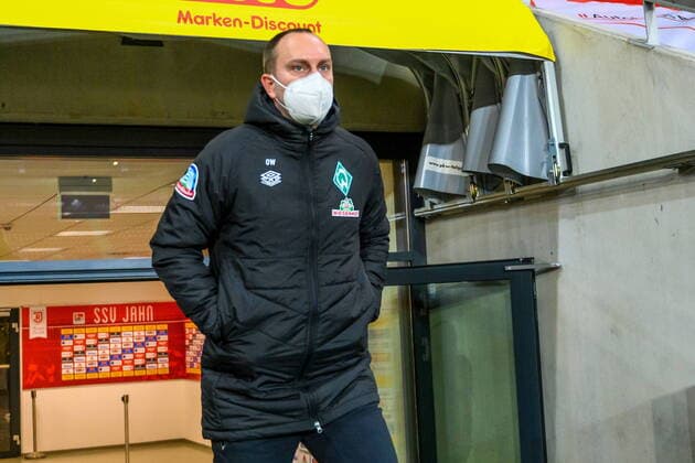 GER, 2 FBL, Jahn Regensburg vs SV Werder Bremen 10 12 2021, Jahnstadion, Regensburg, GER, 2 FBL, Jahn Regensburg vs SV Werder Bremen, in picture Ole Werner SV Werder Bremen coach With CORONA everyday masks mouth nose covering nordphotoxGmbHx xStraubmeier nph00004