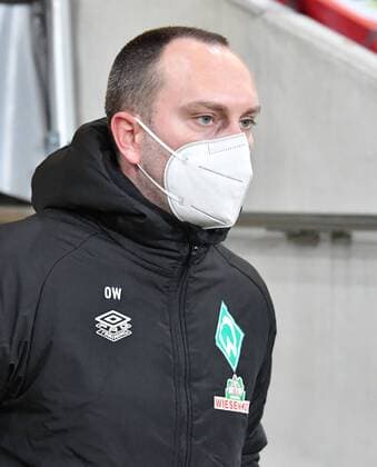 10 12 2021 Football season 2021 2022 2 Football Bundesliga 17 Matchday SSV Jahn Regensburg SV Werder Bremen Sportfoto Zink DFL regulations prohibit any use of photographs as image sequences and or quasi video only for editorial use Ole Werner Trainer SV Werder Bremen SVW mit FFP2 Maske vor Spielbeginn