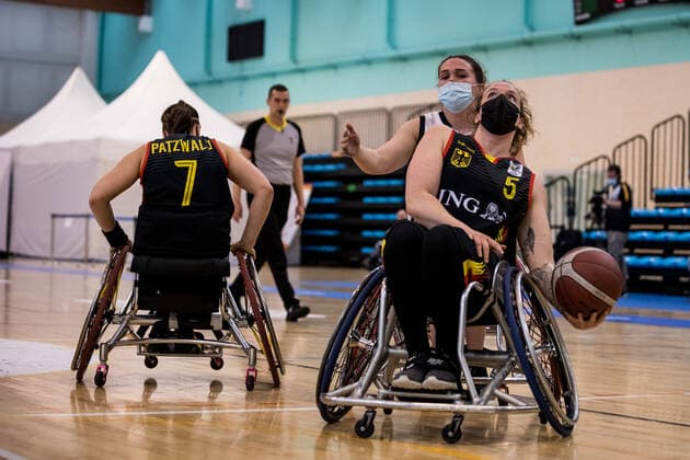European Championship Wheelchair Basketball 10 12 2021 MADRID, SPAIN December 10 Wheelchair Basketball, Semi Final Great Britain vs Germany Women on Day 7 of the European Championship Wheelchair Basketball on 10 12 2021 at Polid Municipal Francisco Fernandez Ochoa in Madrid, Spain Vanessa Erskine Germany, 5 , Helen Freeman Great Britain, 7 Copyright: xBEAUTIFULxSPORTS Wunderlx