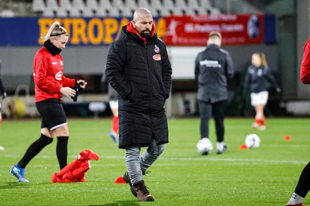 Flyeralarm Frauen Bundesliga 11 Spieltag 21 22 SC Freiburg vs 1 FC Koeln 10 12 2021 Sascha Glass 1 FC Koeln coach , Flyeralarm Frauen Bundesliga, SC Freiburg vs 1 FC Koeln, on Friday 10 December 2021 Dreisamstadion in Freiburg Germany Copyright: xBEAUTIFULxSPORTS G.xHubbsx