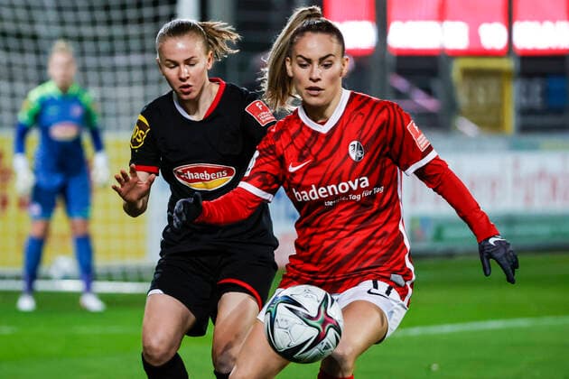 Flyeralarm Frauen Bundesliga 11 Spieltag 21 22 SC Freiburg vs 1 FC Koeln 10 12 2021 Laura Donhauser 1 FC Koeln 25 and Ereleta Memeti SC Freiburg 17 battling for the ball, Flyeralarm Frauen Bundesliga, SC Freiburg vs 1 FC Koeln, on Friday 10 December 2021 Dreisamstadion in Freiburg Germany Copyright: xBEAUTIFULxSPORTS G.xHubbsx