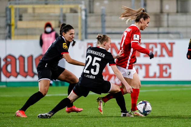 Flyeralarm Frauen Bundesliga 11 Spieltag 21 22 SC Freiburg vs 1 FC Koeln 10 12 2021 Manjou Wilde 1 FC Koeln 7 , Laura Donhauser 1 FC Koeln 25 andEreleta Memeti SC Freiburg 17 fighting for the ball, Flyeralarm Frauen Bundesliga, SC Freiburg vs 1 FC Koeln, on Friday 10 December 2021 Dreisamstadion in Freiburg Germany Copyright: xBEAUTIFULxSPORTS G.xHubbsx