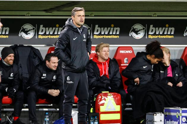 Flyeralarm Frauen Bundesliga 11 Spieltag 21 22 SC Freiburg vs 1 FC Koeln 10 12 2021 Daniel Kraus SC Freiburg coach , Flyeralarm Frauen Bundesliga, SC Freiburg vs 1 FC Koeln, on Friday 10 December 2021 Dreisamstadion in Freiburg Germany Copyright: xBEAUTIFULxSPORTS G.xHubbsx