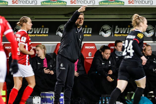 Flyeralarm Frauen Bundesliga 11 Spieltag 21 22 SC Freiburg vs 1 FC Koeln 10 12 2021 Daniel Kraus SC Freiburg coach , Flyeralarm Frauen Bundesliga, SC Freiburg vs 1 FC Koeln, on Friday 10 December 2021 Dreisamstadion in Freiburg Germany Copyright: xBEAUTIFULxSPORTS G.xHubbsx