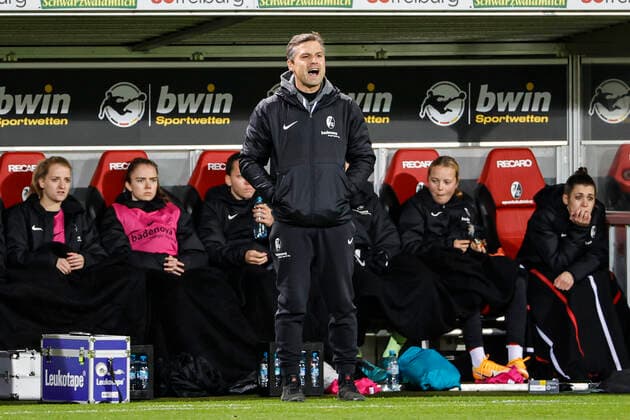 Flyeralarm Frauen Bundesliga 11 Spieltag 21 22 SC Freiburg vs 1 FC Koeln 10 12 2021 Daniel Kraus SC Freiburg coach , Flyeralarm Frauen Bundesliga, SC Freiburg vs 1 FC Koeln, on Friday 10 December 2021 Dreisamstadion in Freiburg Germany Copyright: xBEAUTIFULxSPORTS G.xHubbsx