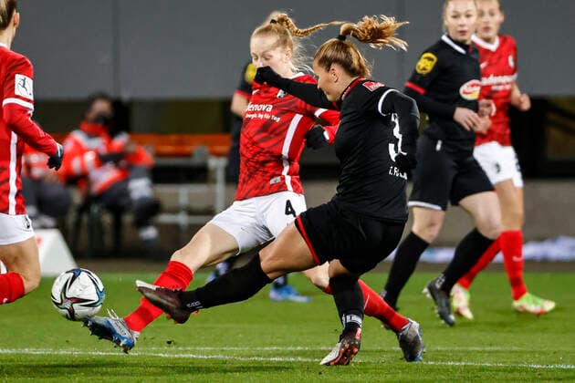 Flyeralarm Frauen Bundesliga 11 Spieltag 21 22 SC Freiburg vs 1 FC Koeln 10 12 2021 Meret Wittje SC Freiburg 4 and Rachel Rinast 1 FC Koeln 31 in a duel, Flyeralarm Frauen Bundesliga, SC Freiburg vs 1 FC Koeln, on Friday 10 December 2021 Dreisamstadion in Freiburg Germany Copyright: xBEAUTIFULxSPORTS G.xHubbsx