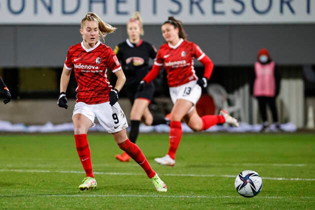 Flyeralarm Frauen Bundesliga 11 Spieltag 21 22 SC Freiburg vs 1 FC Koeln 10 12 2021 Janina Minge SC Freiburg 9 on the ball, Flyeralarm Frauen Bundesliga, SC Freiburg vs 1 FC Koeln, on Friday 10 December 2021 Dreisamstadion in Freiburg Germany Copyright: xBEAUTIFULxSPORTS G.xHubbsx