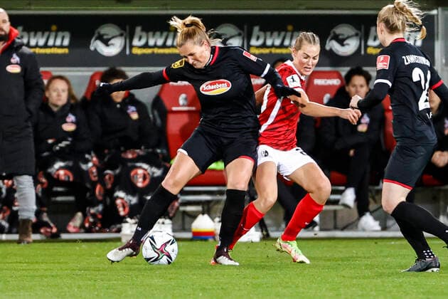 Flyeralarm Frauen Bundesliga 11 Spieltag 21 22 SC Freiburg vs 1 FC Koeln 10 12 2021 Rachel Rinast 1 FC Koeln 31 and Samantha Steuerwald SC Freiburg 21 in a duel, Flyeralarm Frauen Bundesliga, SC Freiburg vs 1 FC Koeln, on Friday 10 December 2021 Dreisamstadion in Freiburg Germany Copyright: xBEAUTIFULxSPORTS G.xHubbsx