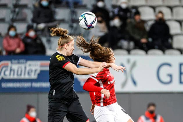 Flyeralarm Frauen Bundesliga 11 Spieltag 21 22 SC Freiburg vs 1 FC Koeln 10 12 2021 Myrthe Moorrees 1 FC Koeln 6 and Svenja Foelmli SC Freiburg 13 in a header duel, Flyeralarm Frauen Bundesliga, SC Freiburg vs 1 FC Koeln, on Friday 10 December 2021 Dreisamstadion in Freiburg Germany Copyright: xBEAUTIFULxSPORTS G.xHubbsx