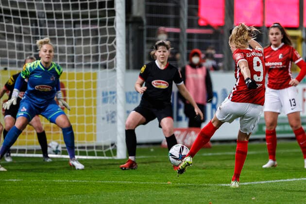 Flyeralarm Frauen Bundesliga 11 Spieltag 21 22 SC Freiburg vs 1 FC Koeln 10 12 2021 Janina Minge SC Freiburg 9 fails to pass Pauline Nelles 1 FC Koeln 16 , Flyeralarm Frauen Bundesliga, SC Freiburg vs 1 FC Koeln, on Friday 10 December 2021 Dreisamstadion in Freiburg Germany Copyright: xBEAUTIFULxSPORTS G.xHubbsx