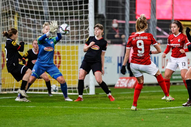 Flyeralarm Frauen Bundesliga 11 Spieltag 21 22 SC Freiburg vs 1 FC Koeln 10 12 2021 Janina Minge SC Freiburg 9 fails to pass Pauline Nelles 1 FC Koeln 16 , Flyeralarm Frauen Bundesliga, SC Freiburg vs 1 FC Koeln, on Friday 10 December 2021 Dreisamstadion in Freiburg Germany Copyright: xBEAUTIFULxSPORTS G.xHubbsx
