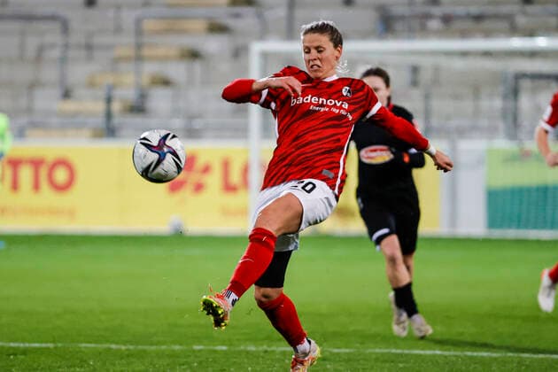 Flyeralarm Frauen Bundesliga 11 Spieltag 21 22 SC Freiburg vs 1 FC Koeln 10 12 2021 Jana Vojtekova SC Freiburg 20 on the ball, Flyeralarm Frauen Bundesliga, SC Freiburg vs 1 FC Koeln, on Friday 10 December 2021 Dreisamstadion in Freiburg Germany Copyright: xBEAUTIFULxSPORTS G.xHubbsx