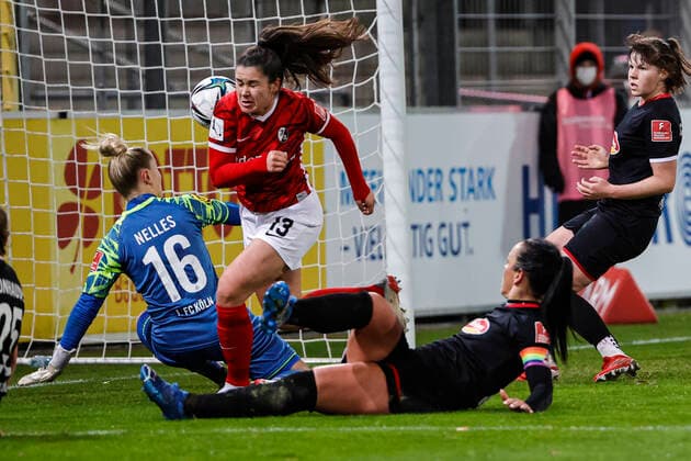 Flyeralarm Frauen Bundesliga 11 Spieltag 21 22 SC Freiburg vs 1 FC Koeln 10 12 2021 1 2 Goal for SC Freiburg by Svenja Foelmli SC Freiburg 13 , Flyeralarm Frauen Bundesliga, SC Freiburg vs 1 FC Koeln, on Friday 10 December 2021 Dreisamstadion in Freiburg Germany Copyright: xBEAUTIFULxSPORTS G.xHubbsx