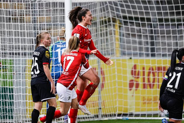 Flyeralarm Frauen Bundesliga 11 Spieltag 21 22 SC Freiburg vs 1 FC Koeln 10 12 2021 Goal celebration SC Freiburg at 1 2 by Svenja Foelmli SC Freiburg 13 behind , Flyeralarm Frauen Bundesliga, SC Freiburg vs 1 FC Koeln, on Friday 10 December 2021 Dreisamstadion in Freiburg Germany Copyright: xBEAUTIFULxSPORTS G.xHubbsx