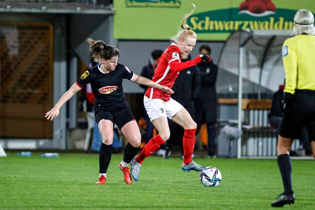 Flyeralarm Frauen Bundesliga 11 Spieltag 21 22 SC Freiburg vs 1 FC Koeln 10 12 2021 Adriana Achcinska 1 FC Koeln 9 and Meret Wittje SC Freiburg 4 in a duel, Flyeralarm Frauen Bundesliga, SC Freiburg vs 1 FC Koeln, on Friday 10 December 2021 Dreisamstadion in Freiburg Germany Copyright: xBEAUTIFULxSPORTS G.xHubbsx