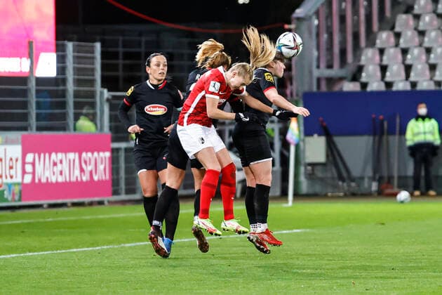 Flyeralarm Frauen Bundesliga 11 Spieltag 21 22 SC Freiburg vs 1 FC Koeln 10 12 2021 header duel in penalty area by Pauline Nelles 1 FC Koeln 16 , Flyeralarm Frauen Bundesliga, SC Freiburg vs 1 FC Koeln, on Friday 10 December 2021 Dreisamstadion in Freiburg Germany Copyright: xBEAUTIFULxSPORTS G.xHubbsx