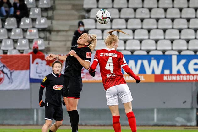 Flyeralarm Frauen Bundesliga 11 Spieltag 21 22 SC Freiburg vs 1 FC Koeln 10 12 2021 Mandy Islacker 1 FC Koeln 8 and Meret Wittje SC Freiburg 4 in a header duel, Flyeralarm Frauen Bundesliga, SC Freiburg vs 1 FC Koeln, on Friday 10 December 2021 Dreisamstadion in Freiburg Germany Copyright: xBEAUTIFULxSPORTS G.xHubbsx