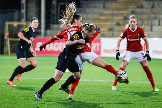 Flyeralarm Frauen Bundesliga 11 Spieltag 21 22 SC Freiburg vs 1 FC Koeln 10 12 2021 Laura Donhauser 1 FC Koeln 25 and Ereleta Memeti SC Freiburg 17 in a duel, Flyeralarm Frauen Bundesliga, SC Freiburg vs 1 FC Koeln, on Friday 10 December 2021 Dreisamstadion in Freiburg Germany Copyright: xBEAUTIFULxSPORTS G.xHubbsx