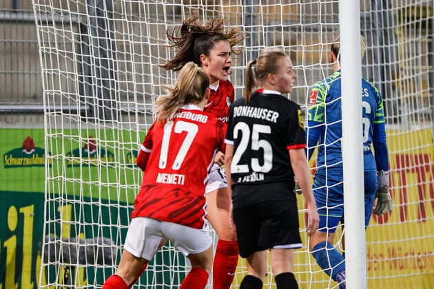 Flyeralarm Frauen Bundesliga 11 Spieltag 21 22 SC Freiburg vs 1 FC Koeln 10 12 2021 Goal celebration SC Freiburg at 1 2 by Svenja Foelmli SC Freiburg 13 behind , Flyeralarm Frauen Bundesliga, SC Freiburg vs 1 FC Koeln, on Friday 10 December 2021 Dreisamstadion in Freiburg Germany Copyright: xBEAUTIFULxSPORTS G.xHubbsx