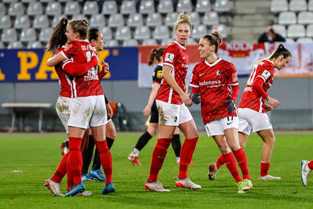 Flyeralarm Frauen Bundesliga 11 Spieltag 21 22 SC Freiburg vs 1 FC Koeln 10 12 2021 Goal celebration SC Freiburg at 1 2 by Svenja Foelmli SC Freiburg 13 behind , Flyeralarm Frauen Bundesliga, SC Freiburg vs 1 FC Koeln, on Friday 10 December 2021 Dreisamstadion in Freiburg Germany Copyright: xBEAUTIFULxSPORTS G.xHubbsx