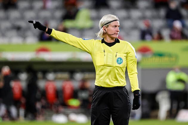Flyeralarm Frauen Bundesliga 11 Matchday 21 22 SC Freiburg vs 1 FC Koeln 10 12 2021 Referee Anna Lena Heidenreich, Flyeralarm Frauen Bundesliga, SC Freiburg vs 1 FC Koeln, on Friday 10 December 2021 Dreisamstadion in Freiburg Germany Copyright: xBEAUTIFULxSPORTS G.xHubbsx
